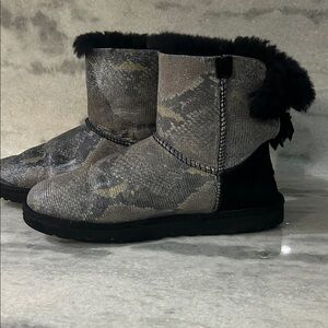 UGG Women metallic fur lined Boots Black & Gray sz 8. Little to no visible wear